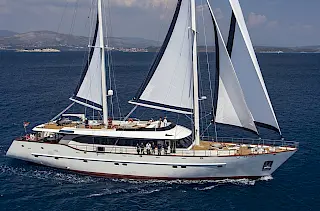 Modern luxury gulet NAVILUX to cruise in Croatia with top crew and service