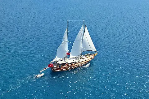 Classic Turkish gulet KAPTAN MEHMET BUGRA for 18 people to cruise in Turkey