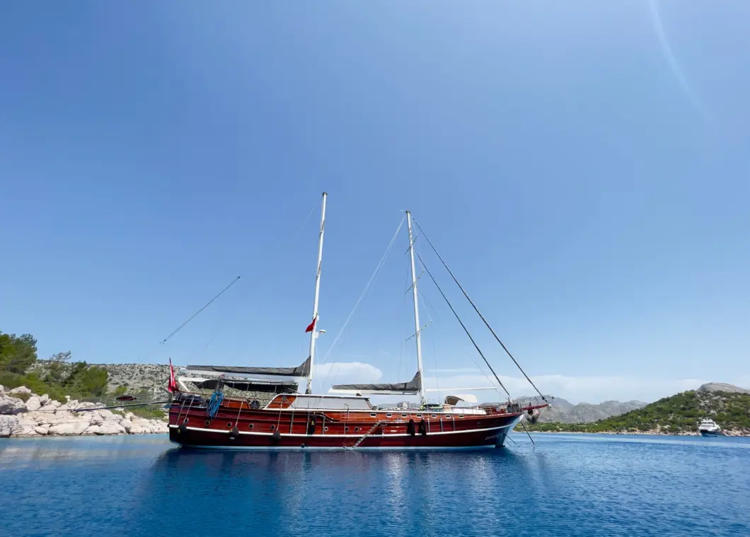 Classic Turkish gulet KAPTAN MEHMET BUGRA for 18 people to cruise in Turkey