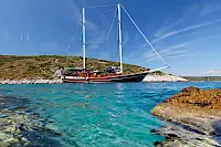 PERLA gulet is perfect for 14 people to sail in the Adriatic and enjoy summer holidays!