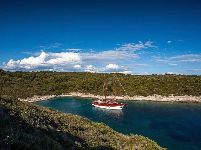 Sail with gulet ROMANCA | Amazing crew, service, and spacious decks