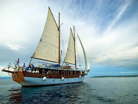 Sail with gulet ROMANCA | Amazing crew, service, and spacious decks