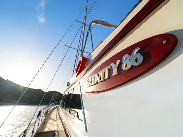 04_serenity_86_-_side_deck
