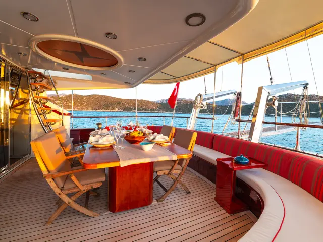 05_serenity_86_-_aft_seating_1