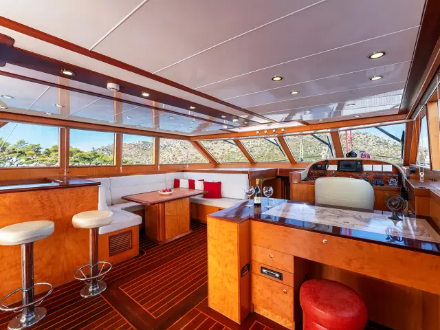 07_serenity_86_-_saloon_1