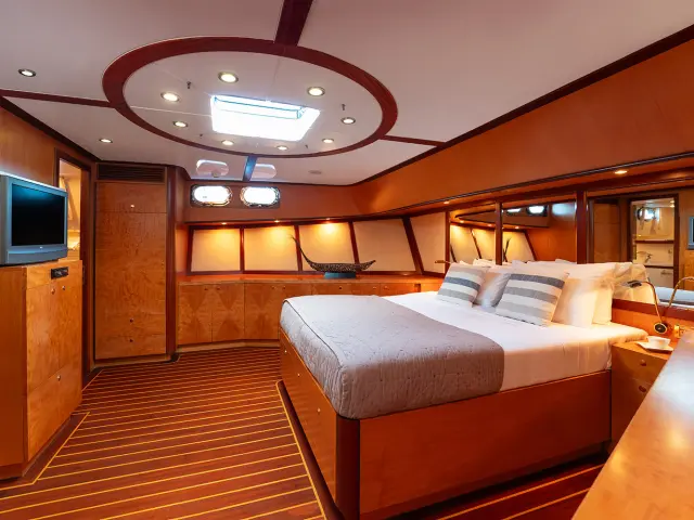 10_serenity_86_-_master_cabin_2