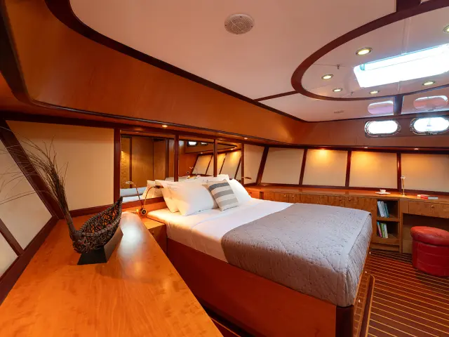 11_serenity_86_-_master_cabin_3