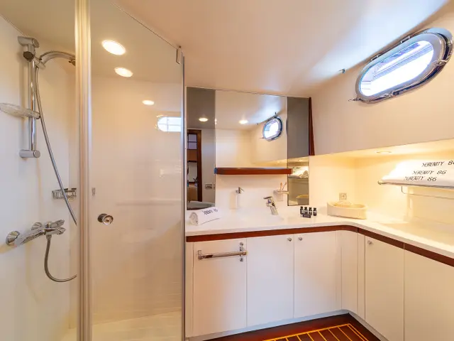 12_serrenity_86_-_master_cabin