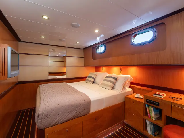 13_serenity_86_-_vip_cabin