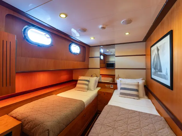 16_serenity_86_-_twin_cabin_2