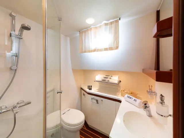 17_serenity_86_-_twin_cabin_bathroom