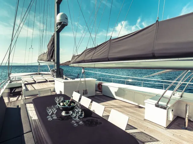 contact-yachts-virtuoso_0015