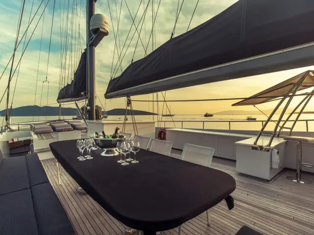 contact-yachts-virtuoso_0023