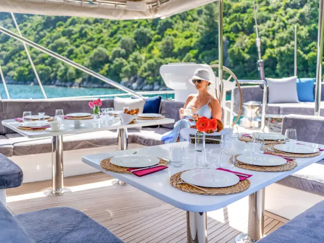 5_aft_deck_dining5
