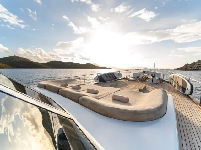 06_caneren_-_sunbathing_area_foredeck