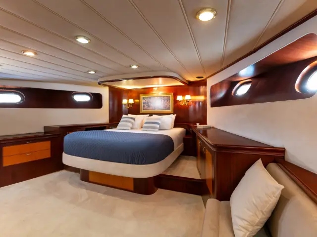 12_caneren_-_master_cabin_2