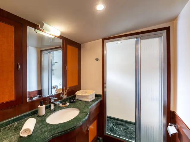 13_caneren_-_master_cabin_bathroom