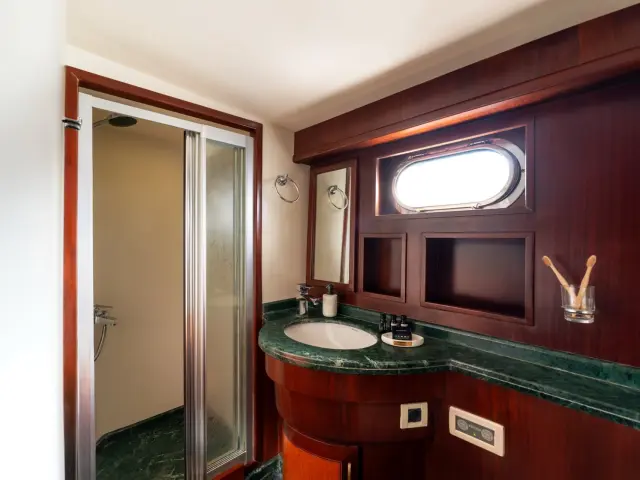 21_caneren_-_twin_cabin_pullman_bathroom