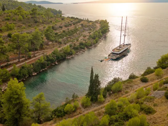 6_anetta_exterior_aerial_bay1_yachtin